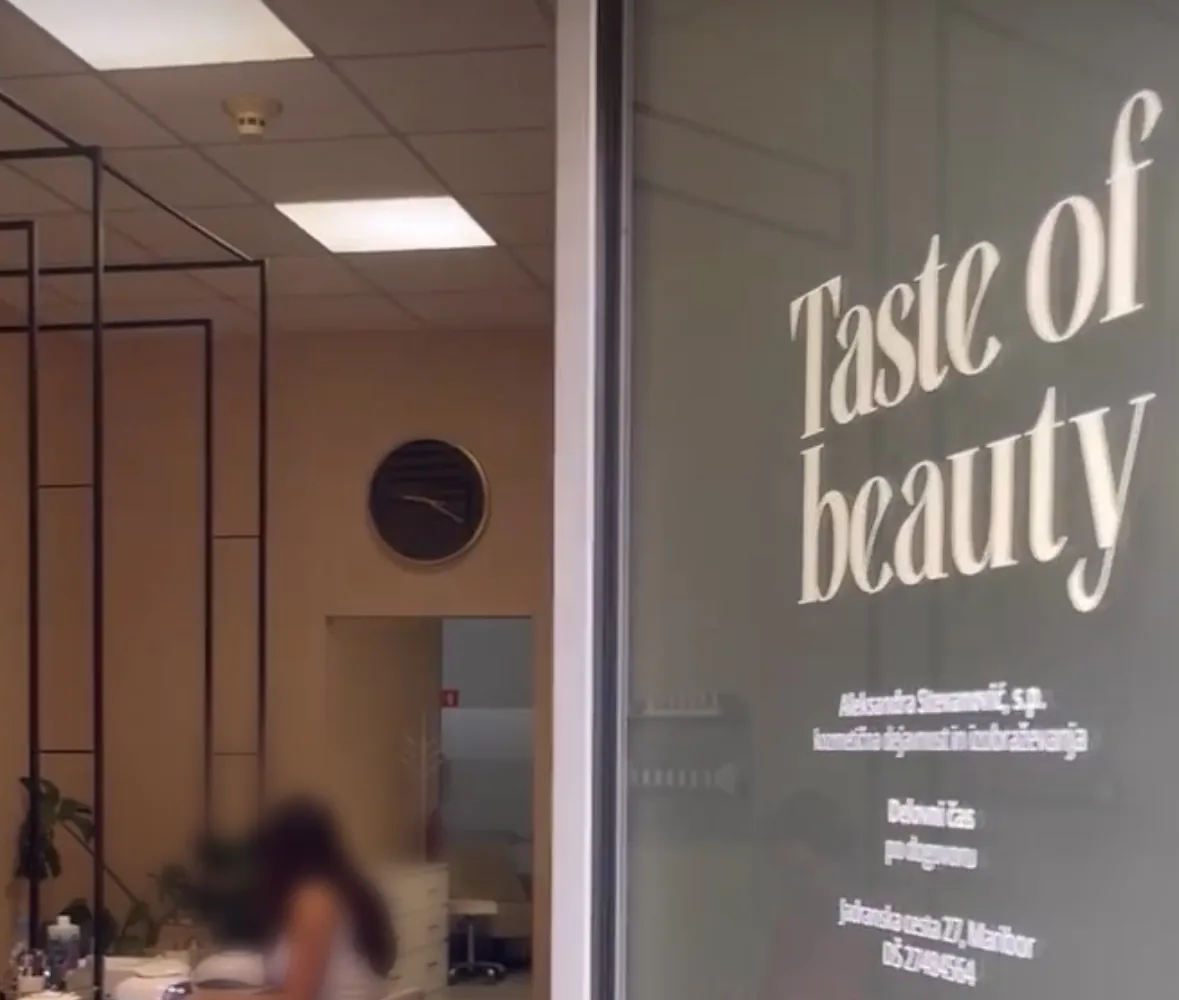 Vhod v salon na Jadranski cesti 27 — steklena vrata z napisom Taste of beauty